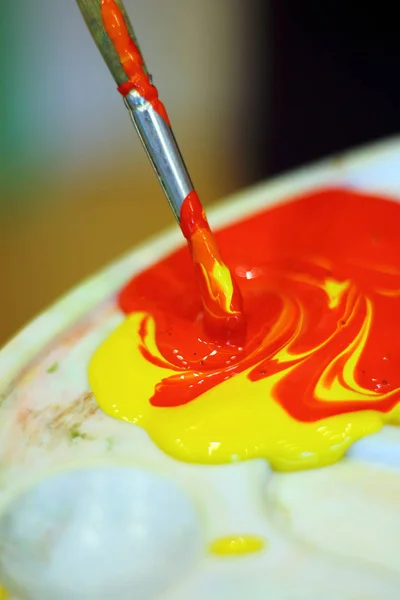 Sarı ve kırmızı boyalar da palette karıştırma