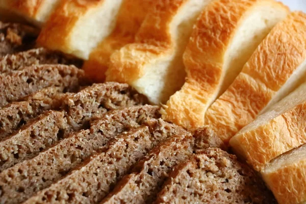 Rustik çavdar ve buğday ekmek dilimleri