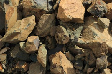 Kafkas Dağları 'nın yüksek tepelerindeki taşlar