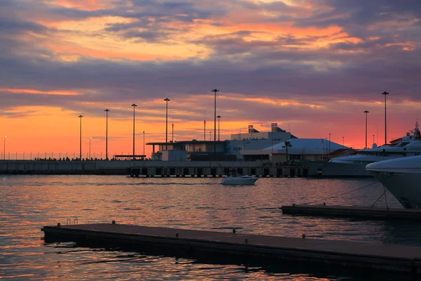 Günbatımında Karadeniz kıyısındaki Soçi limanı