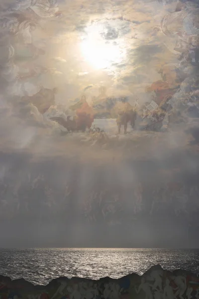 Karadeniz 'de günbatımının arka planına karşı sonsuz yansımalar