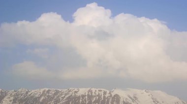 Kafkas Dağları 'nın bulutlu ve karlı zirveleri