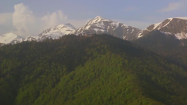 コーカサス山脈の山の森 積雲と雪の山のキャップ — ストック動画