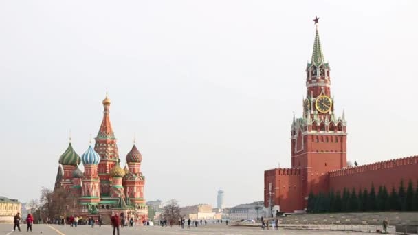 ロシアだ モスクワだ 赤の広場 バジルの大聖堂とクレムリンのSpasskaya塔 チャイムの戦い 捨てられそうになった Covid 19流行の始まり — ストック動画