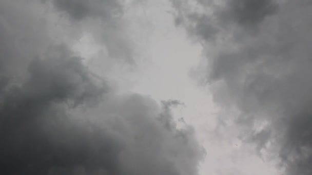 Obloha Pokryta Šedými Mraky Očekávání Deště Mraky Pohybují Rychle Mezi — Stock video