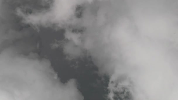 Le ciel est couvert de nuages gris en prévision de la pluie. Les nuages bougent vite. Entre les nuages gris, un espace est visible avec des nuages sombres 