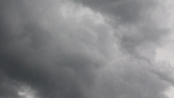 天空上满是灰蒙蒙的云彩 预示着要下雨 云移动得很快 在灰蒙蒙的云层之间 可以看到一道缝隙 白云在阳光的照耀下闪烁着 — 图库视频影像