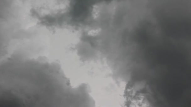 Ουρανός Καλύπτεται Γκρίζα Σύννεφα Αναμονή Της Βροχής Σύννεφα Κινούνται Γρήγορα — Αρχείο Βίντεο