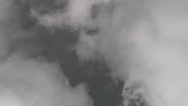 Le ciel est couvert de nuages gris en prévision de la pluie. Les nuages bougent vite. Entre les nuages gris, un espace est visible avec des nuages sombres 