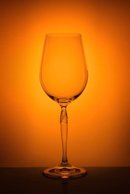 Sarı arka planda izole edilmiş şarap kadehi
