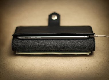 smartphone ve para, açık görünüm, closeup için siyah çantası