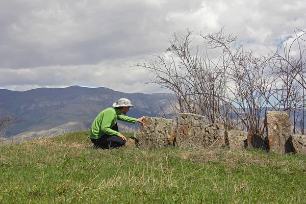 Traveler utforskar den antika cross-sten i Armenien — Stockfoto