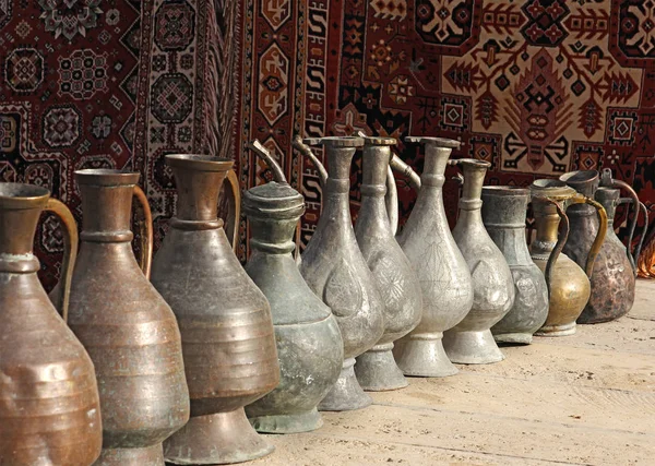 Showcase with souvenirs, old  pitchers and teapots — Stock Photo, Image