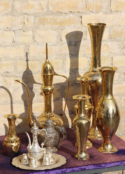 Vitrine mit Souvenirs, vergoldeten Krügen, Teekannen und Vasen, Stockbild