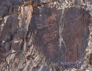 Antik kaya drawings(petroglyph), buffalos ve yay ile insanlar 