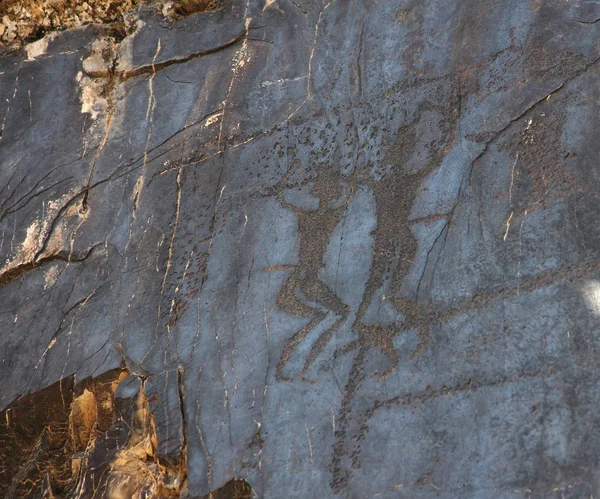 Древние наскальные рисунки (петроглиф), два танцующих человека — стоковое фото