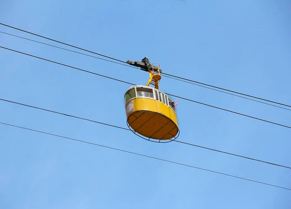 Funivia cabina gialla su sfondo cielo blu Fotografia Stock