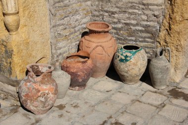 altı eski geleneksel kil gemi hasar