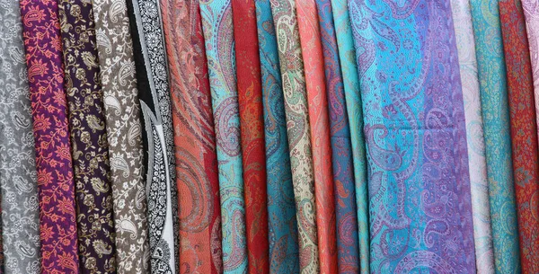 Handgjorda tyg i olika färger, traditionella uzbekiska, horisontell — Stockfoto