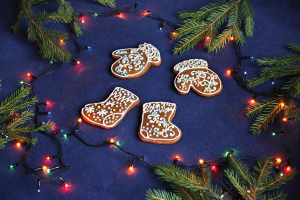 Lebkuchen (Plätzchen, Filzstiefel) auf blauem Hintergrund, sp — Stockfoto