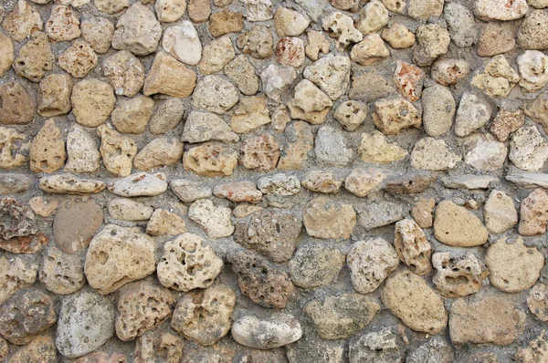 中間とセメントで平らな石 さまざまな形状とサイズ テクスチャの石と石の壁 — ストック写真