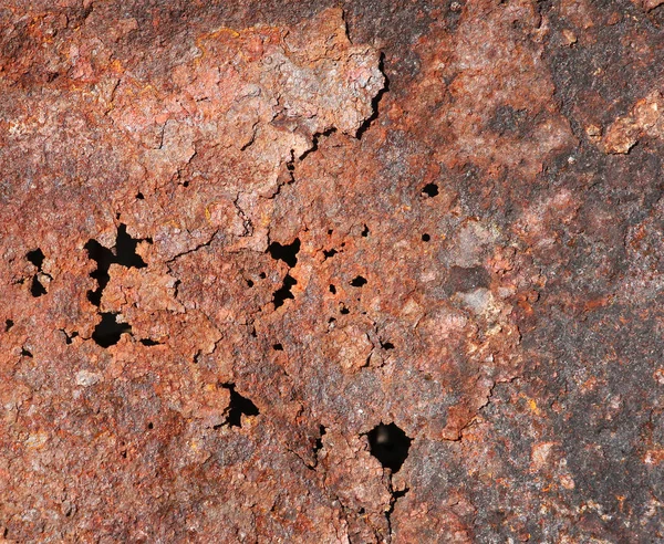 Stary zardzewiały metal złuszczający blachy z otworami, tekstura — Zdjęcie stockowe