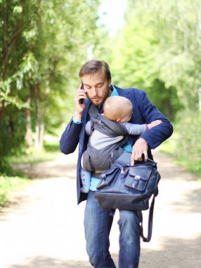 oğlu bir sapan görüşmeler Smartphone ile meşgul işadamı