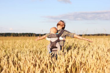 babası ile arpa alanında askı içinde bebek bebek