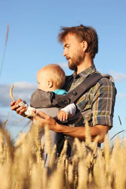 Baba oğlu arpa, dikey çerçeve, dikey kulak gösterir.