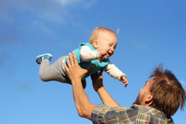 Babası eğleniyor oğlu kadar gök, atar