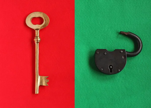 붉은 느낌 및 녹색 느낌에 자물쇠에 큰 황금 열쇠 — 스톡 사진