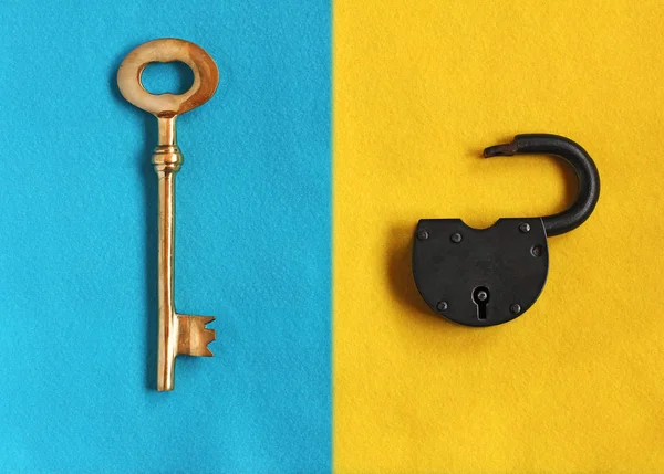 블루 느낌 및 노란 느낌에 오픈 자물쇠에 큰 황금 열쇠 — 스톡 사진
