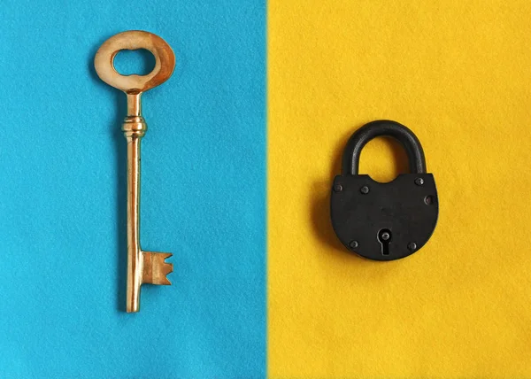블루 느낌 및 생각 하는 노란색에 가까운 자물쇠에 큰 황금 열쇠 — 스톡 사진