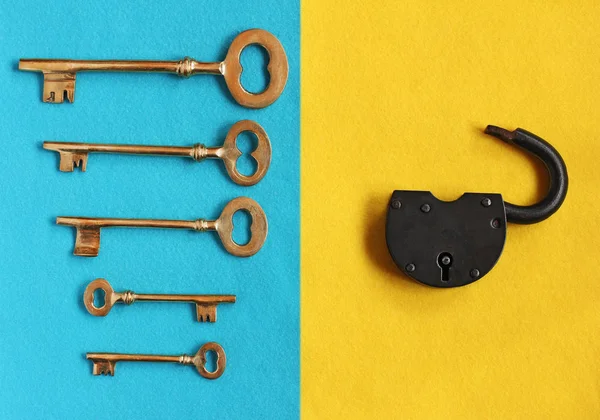 블루 느낌 및 오픈 자물쇠에 5 개의 다른 황금 빈티지 키 — 스톡 사진