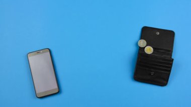 Nakit para siyah deri cüzdandan akıllı telefona, kablosuz finans konsepti e ticaret veya modern bankacılık teknolojisi, mavi arka plan, döngü durdurma animasyonu