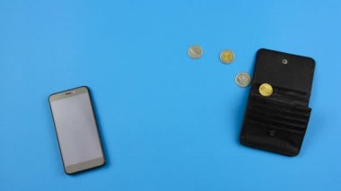 Nakit para sikkeleri siyah deri cüzdandan akıllı telefona ve arkaya, kablosuz finansman konsepti e ticaret veya modern bankacılık teknolojisi, kusursuz döngü durdurma animasyonu 
