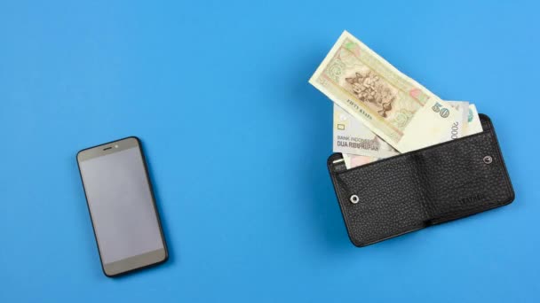 Bargeld Wird Vom Smartphone Die Schwarze Ledertasche Transferiert Konzept Der — Stockvideo