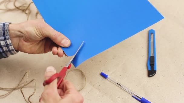 Hombre Corta Smal Corazón Papel Azul Con Tijeras Rojas Regalo — Vídeos de Stock