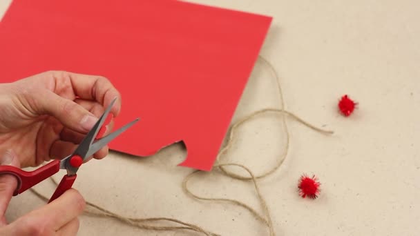 Hombre Recorta Cuidadosamente Los Bordes Del Corazón Papel Rojo Smal — Vídeos de Stock