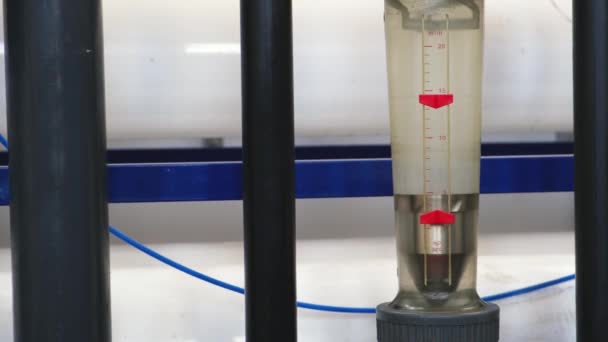 Rotameter Mengukur Laju Aliran Volumetrik Air Tabung Tertutup Bagian Dari — Stok Video