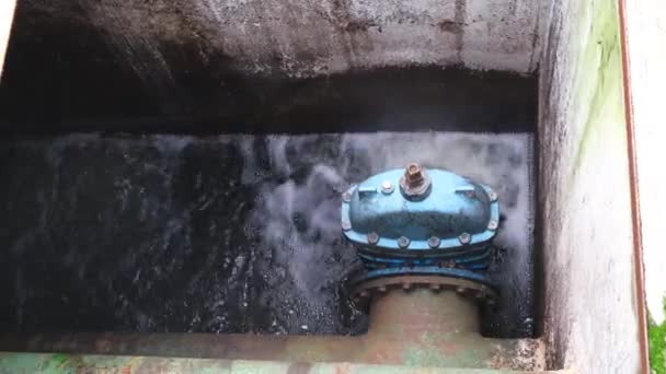 带有大型工业泵的水箱 旧的生锈废水处理设施 像沸腾一样的混合水泡 过滤或净化 — 图库视频影像