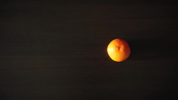 Kleine Kinderhand Neemt Verse Mandarijn Van Tafel Vegetarisch Veganistisch Kind — Stockvideo