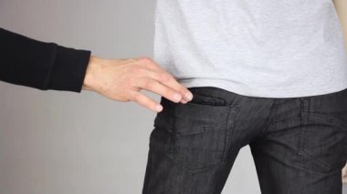 Yankesici hırsız pantolonun arka cebinden deri çanta çaldı, yankesicilik suçu, yakın çekim