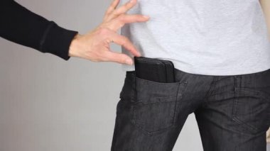 Yankesicilik ve yavaşça deri cüzdan çalma siyah pantolon arka cebinde iki parmak, yankesicilik hırsızlık suç, yakın çekim