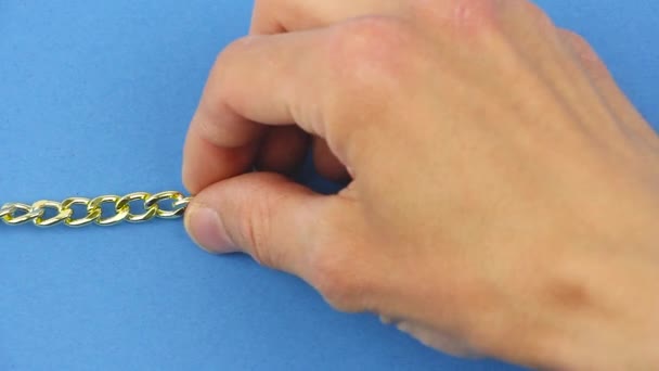 Hand Nemen Goud Gele Sieraden Ketting Blauwe Tafel Trekt Het — Stockvideo