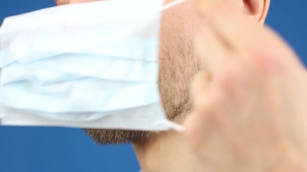 Pohled Zblízka Mužskou Tvář Ukázat Jak Nasadit Lékařskou Masku Hygienická — Stock video