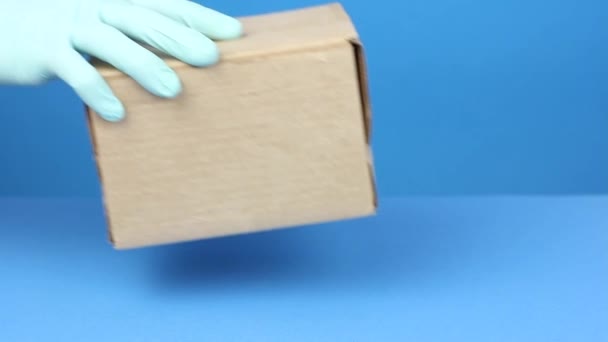 Ręka Niebieskiej Rękawicy Medycznej Umieścić Pudełko Tekturowe Stole Ręka Różową — Wideo stockowe