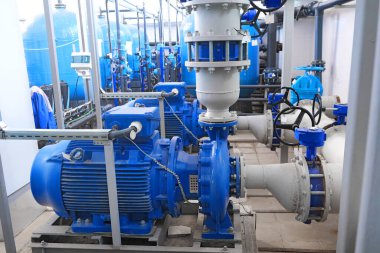 Su ya da atık su arıtma tesisleri içeride ya da içeride, mavi yüksek basınçlı pompalar motorlar ve gri borular, endüstriyel iç tesisler