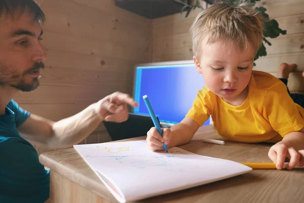 Padre Freelance Cercare Lavorare Casa Quarantena Aiutare Figlio Figlio Disegna — Foto Stock