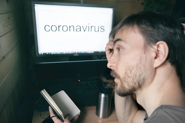 Bloggare Arbete Hemifrån Sitter Med Anteckningsblock Framför Bildskärmen Med Coronavirus — Stockfoto